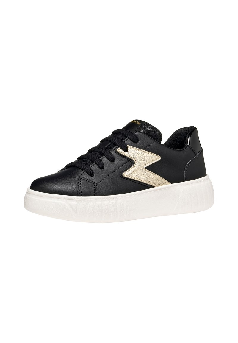 Sorte lædersneakers med en hvid gummisål, der har et metallic guld zigzag-design og sorte snørebånd. Glat tekstur med lav profil.