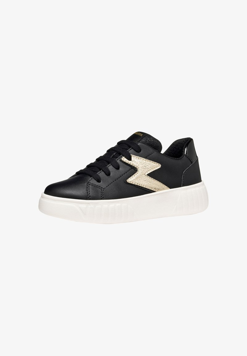 Zwarte leren sneakers met een witte rubberen zool, voorzien van een metallic gouden zigzagaccent en zwarte veters. Gladde textuur met een laag profiel.