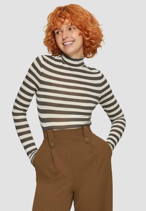 Gestreifter Rollkragenpullover in Beige und Braun mit langen Ärmeln, kombiniert mit hoch taillierten braunen Hosen mit Knopf-Akzenten.