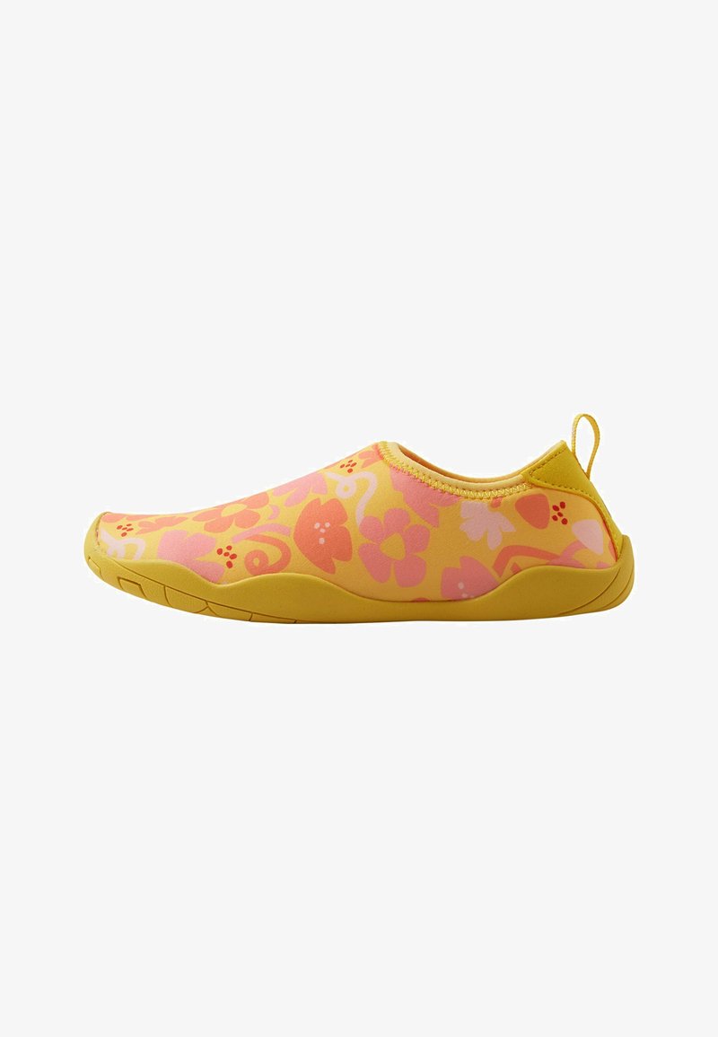 Żółte buty wodne z różowymi kwiatowymi wzorami i gładkim materiałem. Model wsuwany z elastyczną podeszwą i małym uchwytem z tyłu, co ułatwia zakładanie.