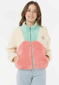 Chaqueta de forro polar con paneles en crema, verde menta y coral. Presenta bolsillos laterales y un cuello alto. Material suave y texturizado.