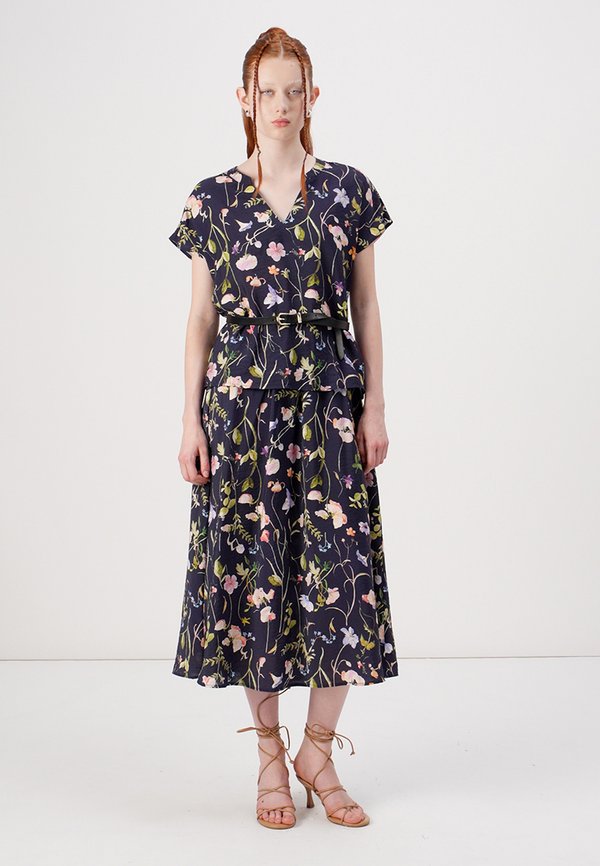 JDYTROYA LIFE V NECK - Blouse - night sky4