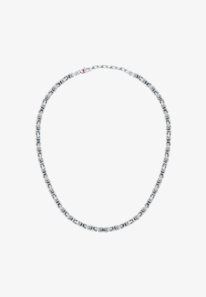 Collana in metallo argento con catena composta da anelli rettangolari intrecciati. Finitura lucida con un piccolo accento rosso sulla chiusura.