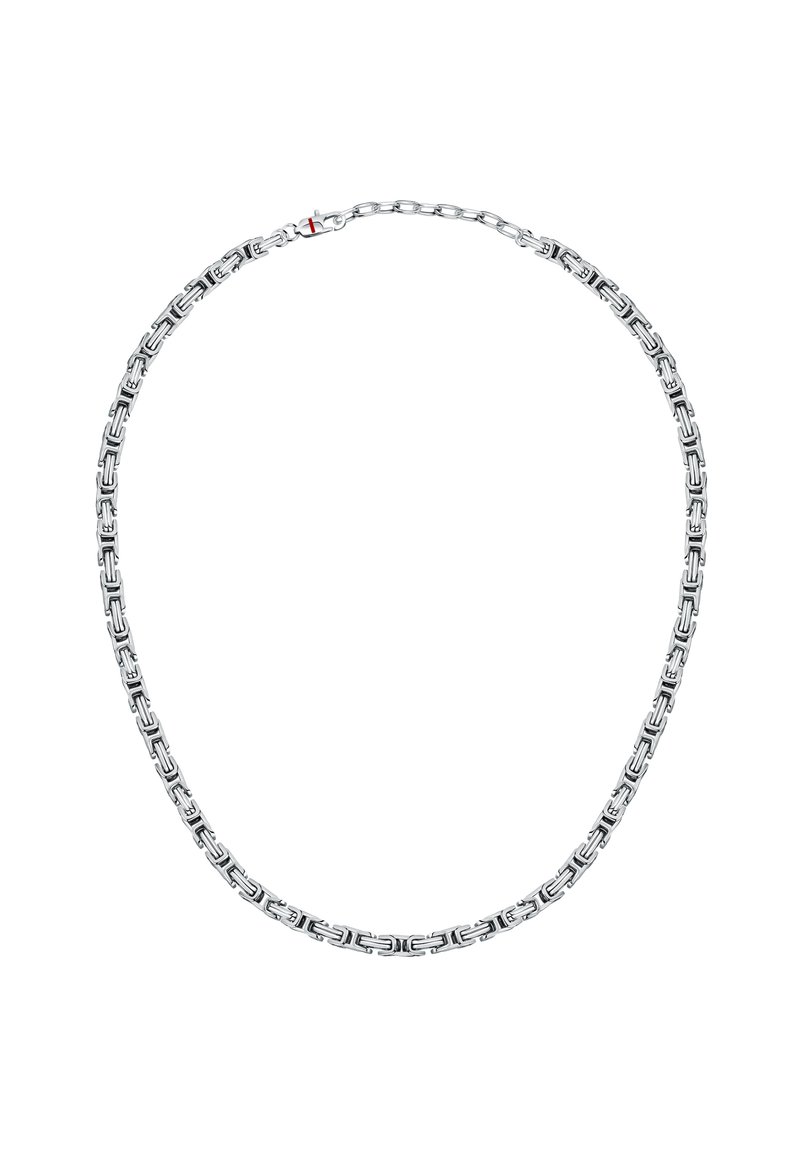 Collana in metallo argento con catena composta da anelli rettangolari intrecciati. Finitura lucida con un piccolo accento rosso sulla chiusura.