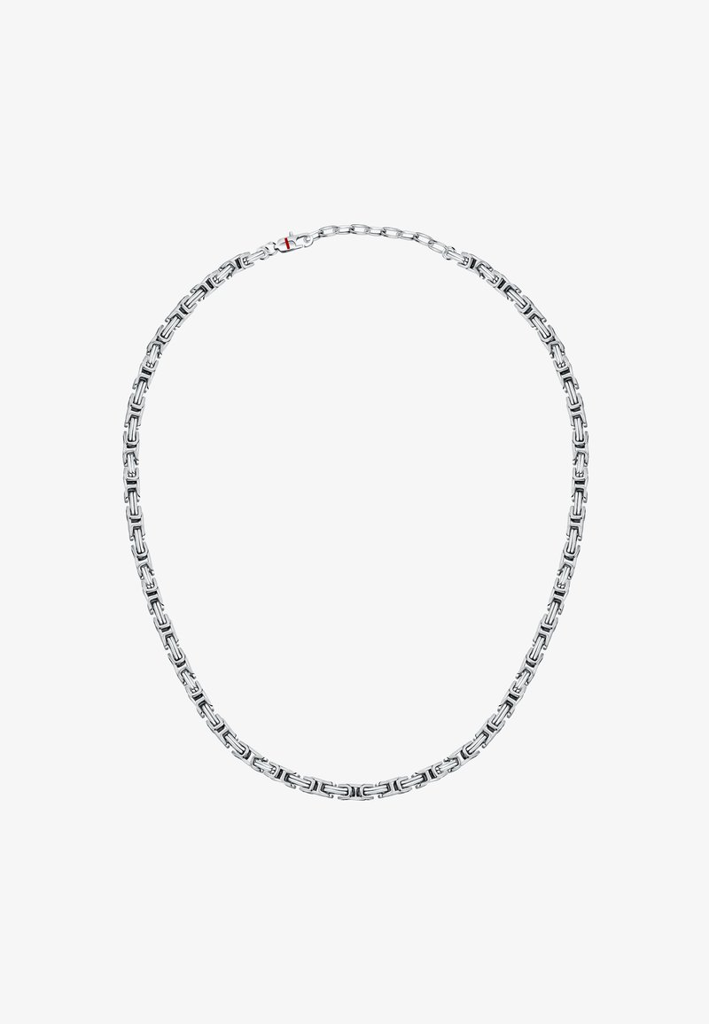 Collana in metallo argento con catena composta da anelli rettangolari intrecciati. Finitura lucida con un piccolo accento rosso sulla chiusura.