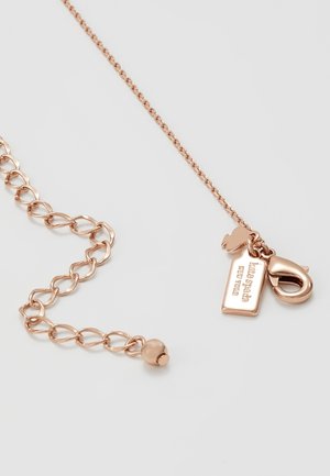 Rosenrød halskæde med justerbar løkke og karabinlås med en lille rektangulær vedhæng og en hjerteformet charm.