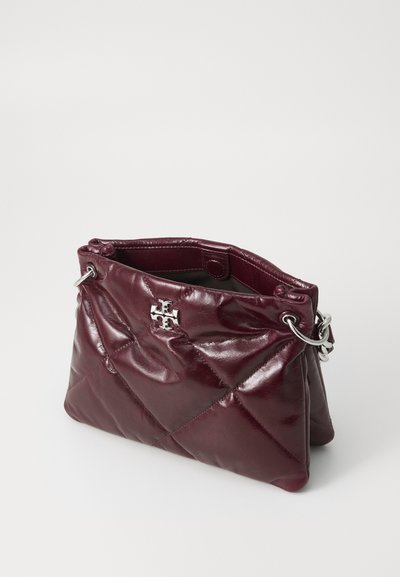 Burgundska prešita usnjena torbica s srebrnim logotipom in verižnim okovjem, ki ima mehko teksturo in odprto zasnovo.