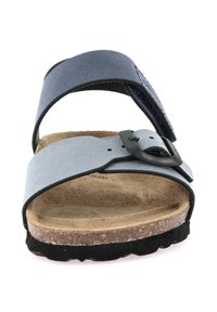 Sandal in eco-pelle blu con una sola fascetta regolabile e fibbia nera. Sottopiede in sughero, base testurizzata e suola piatta in gomma.