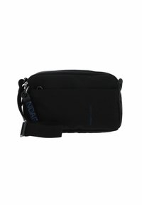 Borsa a spalla nera realizzata in tessuto resistente, forma rettangolare, con chiusura zip, tracolla regolabile e dettaglio di branding blu.