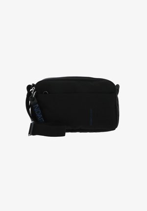 Borsa a spalla nera realizzata in tessuto resistente, forma rettangolare, con chiusura zip, tracolla regolabile e dettaglio di branding blu.