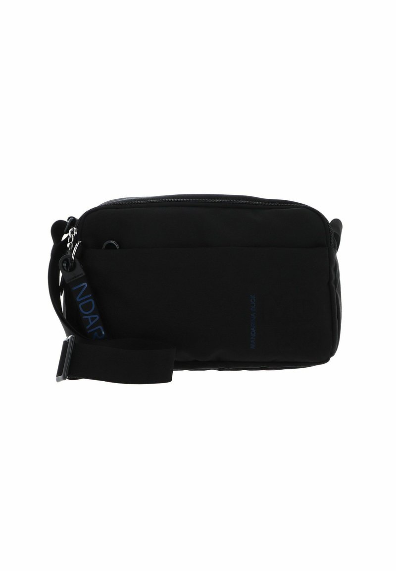 Borsa a spalla nera realizzata in tessuto resistente, forma rettangolare, con chiusura zip, tracolla regolabile e dettaglio di branding blu.