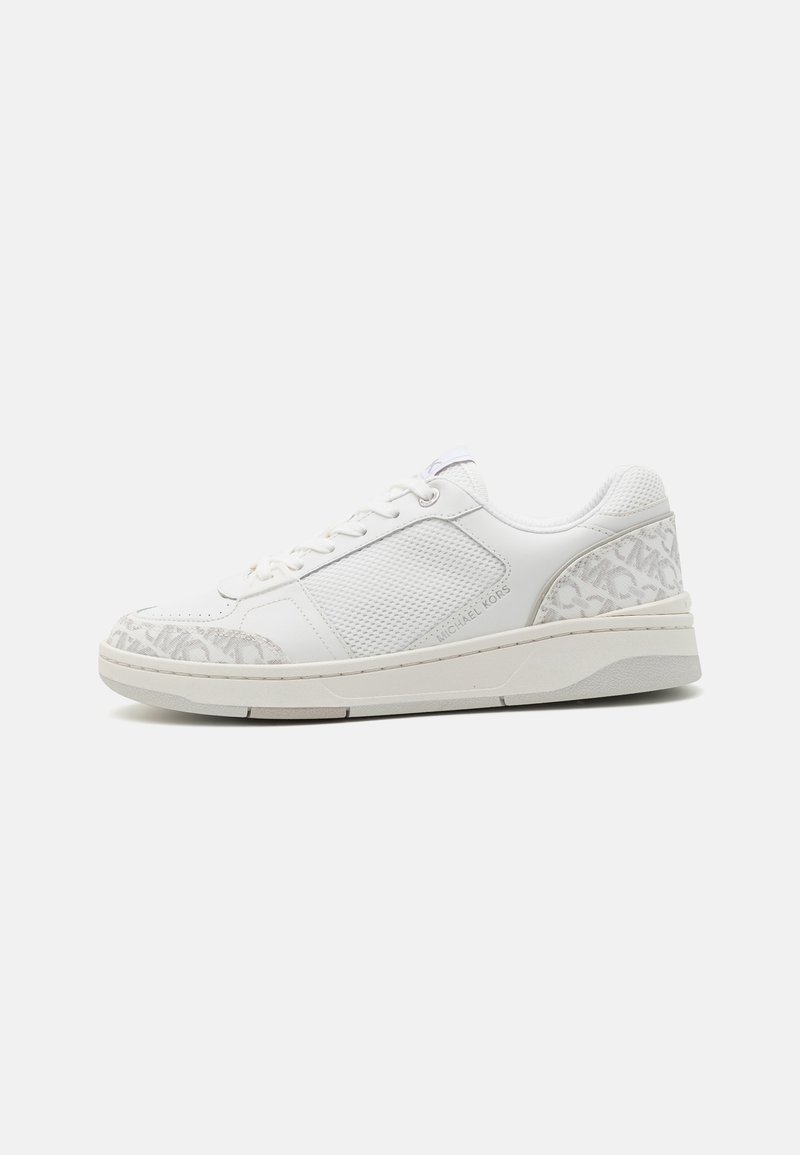Weiße Sneakers aus strukturiertem Mesh mit gemusterten Akzenten. Sie verfügen über eine schlanke Silhouette, ein Schnürverschluss und eine leichte Gummisohle.