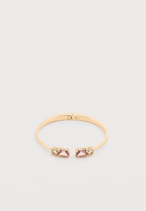 Narukvica u zlatnoj boji s dvije pravokutne ružičaste drago kamenje i malim okruglim kristalima na otvorenim krajevima, na bijeloj pozadini.