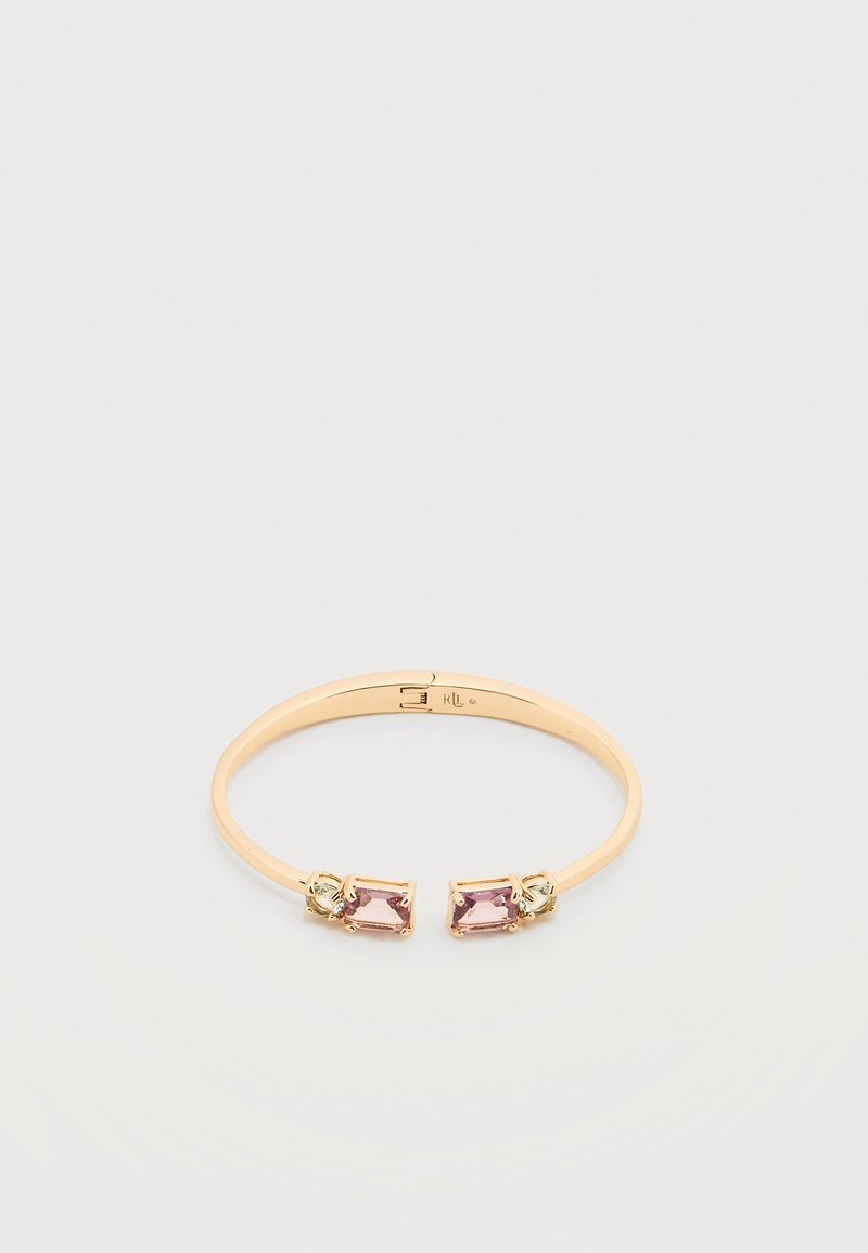 Βραχιόλι μπανγκλ σε χρυσό τόνο με δύο ορθογώνιους ροζ πολύτιμους λίθους και μικρούς στρογγυλούς κρυστάλλους στις ανοιχτές άκρες σε λευκό φόντο.