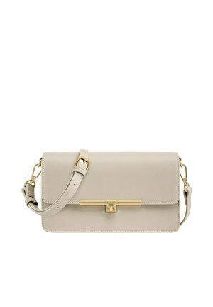 Borsa a tracolla rettangolare in pelle beige con tracolla regolabile e chiusura e dettagli in metallo color oro su sfondo bianco semplice.