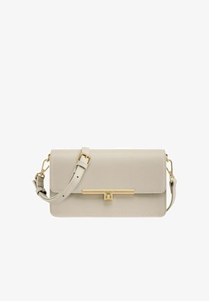 Pravokutna bež kožna torba preko ramena s podesivim remenom i zlatnim metalnim kopčom i hardverom na jednobijeloj pozadini.