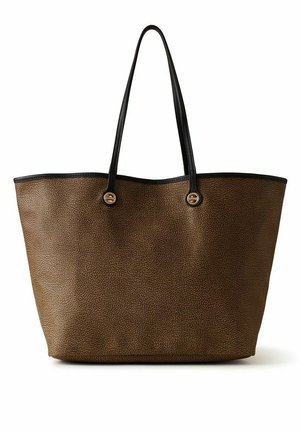 Sac fourre-tout marron texturé avec des anses noires attachées par des accents circulaires dorés, large ouverture en haut, base rectangulaire structurée.