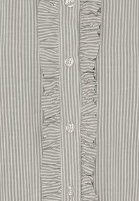 Stribet bluse med button-down front, perleknapper og en flæse detalje langs placket. Farver inkluderer lysegrå og hvid.