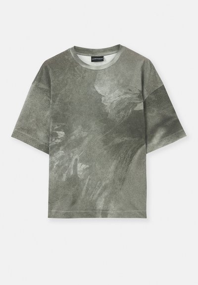 Lühikeste varrukatega hall-roheline T-särk, millel on abstraktne kotka graafika ja ümar kaelus, esitatud valgel taustal.