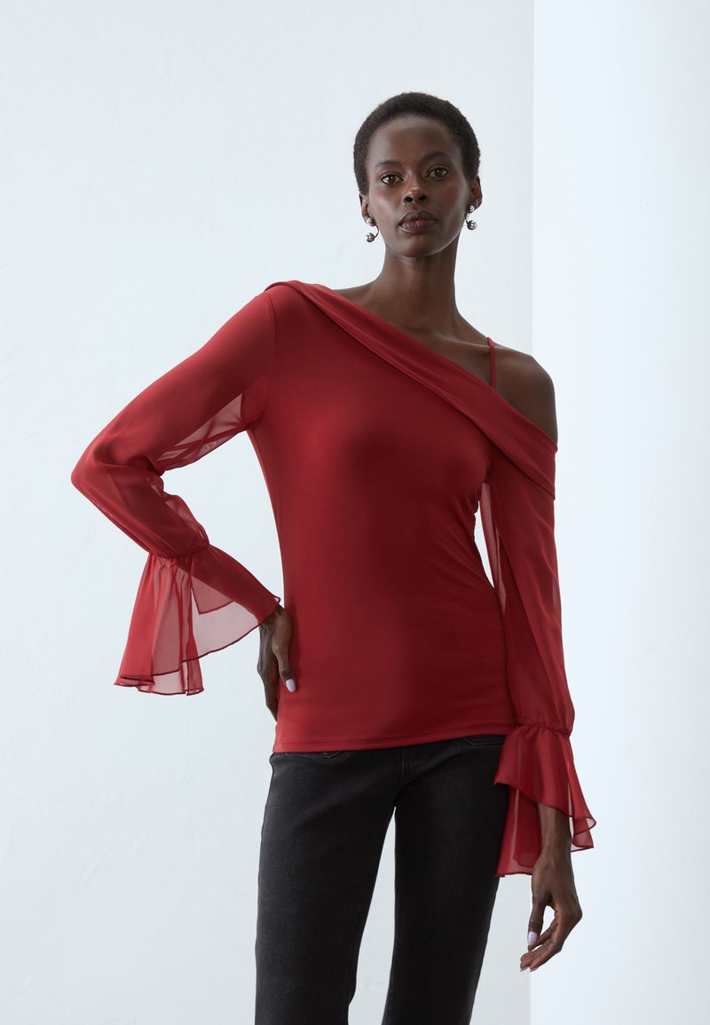 Anna Field OFF SHOULDER LS TOP WITH STRAP AND CHIFFON SLEEVESAN6_FW24_2-1-D_079 / 303 - DARK RED - Topper langermet - dark red