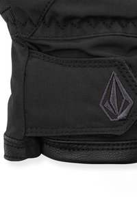 Guanto in tessuto nero con superficie testurizzata, dettagli cuciti e un logo prominente. Il materiale appare durevole con un bordo liscio simile alla pelle.