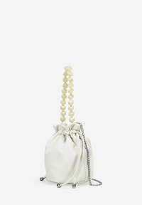 Bolso de piel blanca con parte superior fruncida. Presenta una correa de cadena y un asa hecha de cuentas geométricas amarillas. Incluye detalles en plata.