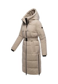 Manteau rembourré beige avec capuche, taille ceinturée, manches longues et accents noirs. Présente une texture matelassée et deux zips latéraux.