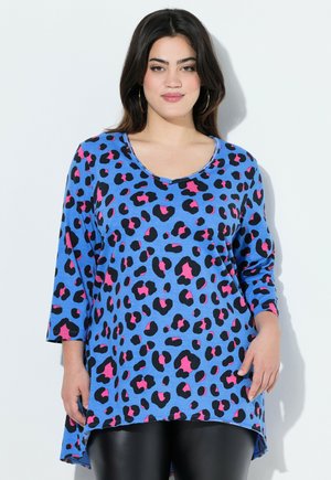 Blauw long-sleeve top met een ronde hals, voorzien van een luipaardprint in roze en zwart. De stof lijkt zacht, met een ontspannen pasvorm.