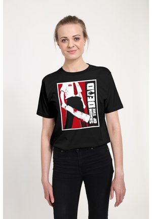 Schwarzes Baumwoll-T-Shirt mit einem grafischen Druck einer Figur, die einen blutbefleckten Cricket-Schläger hält, mit roten und weißen Akzenten und dem Schriftzug "SHAUN OF THE DEAD".