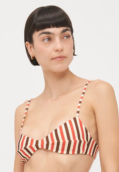Top bikini a righe in tonalità di rosso, arancione e marrone. Caratterizzato da sottili spalline regolabili e un design a coppa triangolare con una finitura testurizzata.