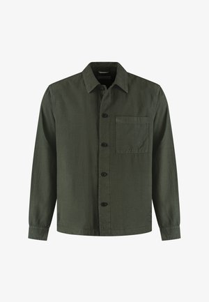 Zelená olivově zbarvená košile s dlouhým rukávem, zapínáním na knoflíky, límečkem a jednou kapsou na levé straně hrudi.