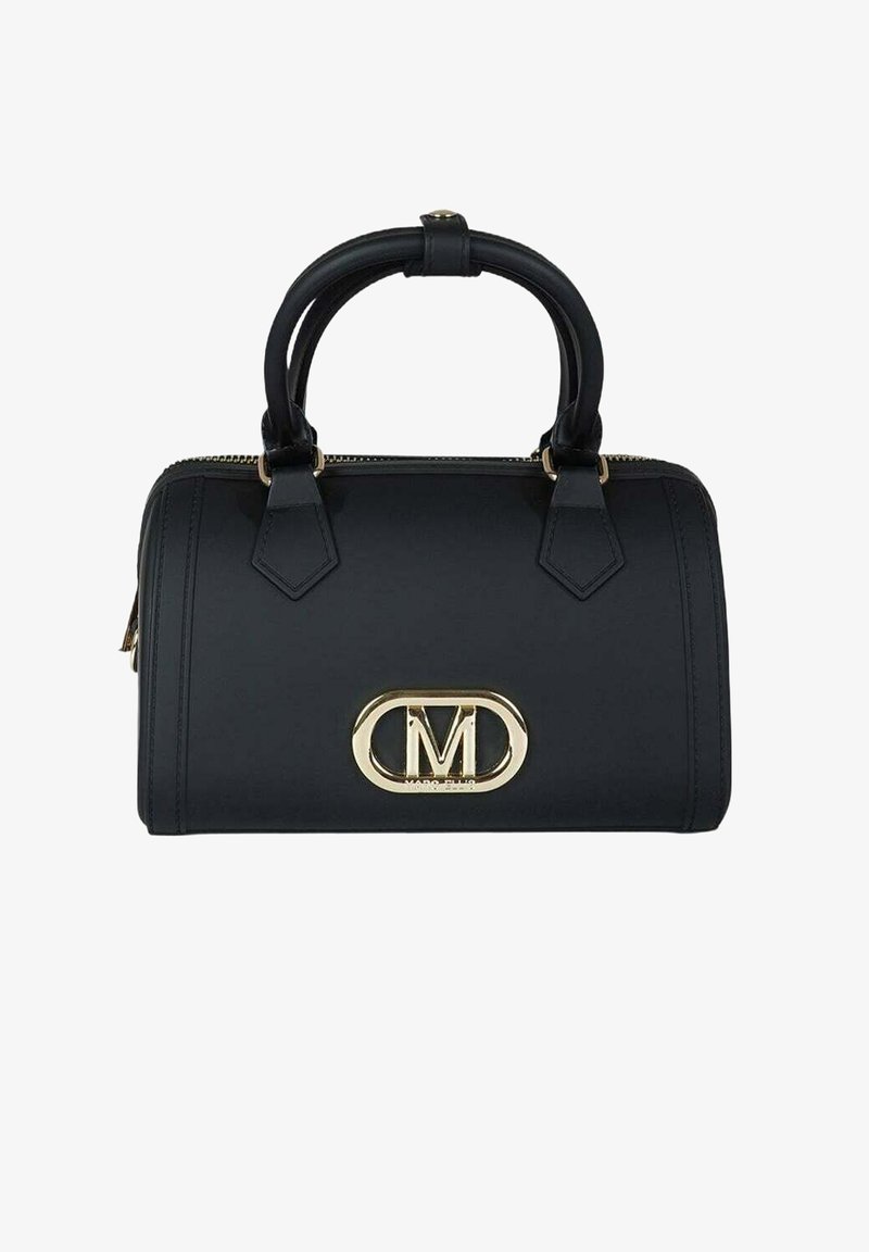 Bolso negro estructurado con asas redondeadas y un cierre ovalado dorado que presenta una gran "M" y la marca "Marc Ellis".