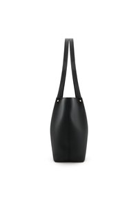 Schwarze Ledertasche mit glatter Textur, konischem Design und zwei flachen Trägern. Verfügt über minimalen Zubehör mit zwei kleinen goldenen Akzenten.