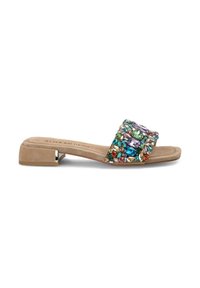Beige suède slide sandaal met een lage blokhak, voorzien van een multi-kleurige met juwelen versierde band en een gladde, matte textuur.