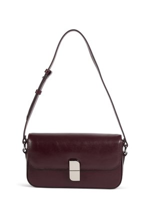 Sac à bandoulière rectangulaire en cuir bordeaux foncé avec une sangle réglable et une fermeture à pince métallique argentée au centre avant.