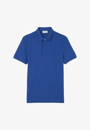 Camisa polo azul hecha de algodón texturizado, con tapeta de tres botones, mangas cortas y un pequeño logo bordado en el pecho.