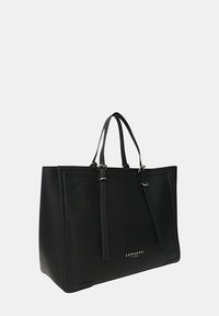 Borsa tote nera in pelle con un design strutturato, doppio manico e un accento del logo metallizzato sul davanti. Texture liscia con cuciture sottili.