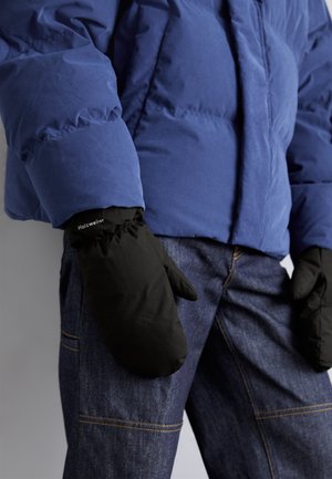 Manoplas negras con puños elásticos, usadas con una chaqueta acolchada azul. Las manoplas tienen un logo y el conjunto incluye pantalones de mezclilla oscuros.