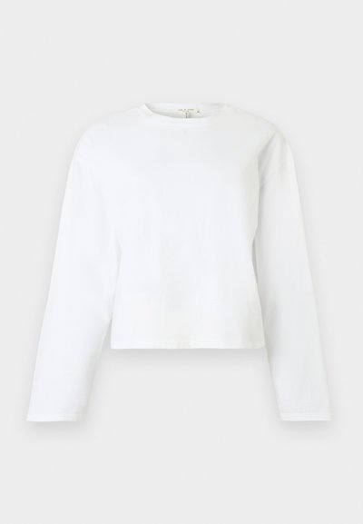 Weißes langärmeliges Crop-Top aus weicher Baumwolle. Verfügt über einen runden Ausschnitt und einen geraden Saum. Schlichtes, minimalistisches Design ohne Muster.