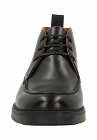 Zwart leren veterschoen met een afgeronde vierkante neus en een gestructureerde trekriem aan de achterkant, gezien vanuit de voorkant.