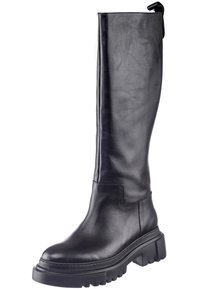 Botte haute en cuir noir avec semelle en caoutchouc épaisse et texturée et languette de tirage en haut, légèrement inclinée pour montrer le côté extérieur et l'avant.