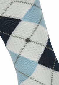 Calcetín de patrón argyle en azul claro, azul marino y blanco. Presenta un tejido de punto texturizado y un pequeño botón negro con el logotipo en el lateral.