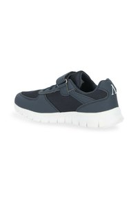 Scarpa sportiva blu scuro con dettagli in rete, cinturino in Velcro e suola in gomma bianca caratterizzata da molteplici scanalature per aderenza e flessibilità.