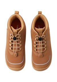 Braune Sportschuhe mit einer glatten Oberfläche, elastischen Schnürsenkeln und einem Toggle-Verschluss. Sie verfügen über eine strukturierte Sohle und reflektierende Akzente.