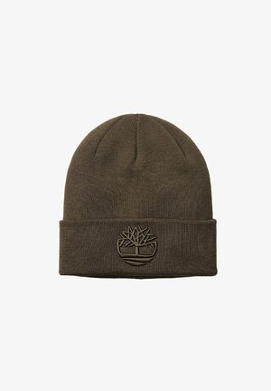 Beanie a maglia verde oliva realizzato in tessuto ribbed con un patch in rilievo a forma di albero sul davanti.