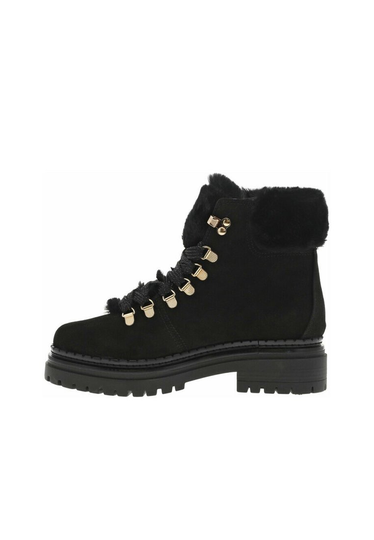Botte de randonnée en suède noire avec un col en fausse fourrure, des accessoires en or et un détail de lacets ; semelle en caoutchouc renforcée avec un motif de crampons texturé.