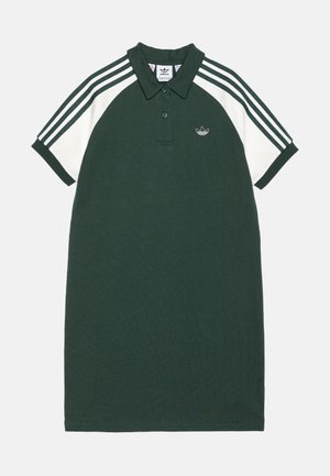 Robe polo Adidas vert foncé avec manches courtes blanches, trois bandes vertes sur les épaules, col et logo sur la poitrine.