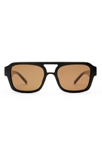 Μαύρα ορθογώνια γυαλιά ηλίου με παχιά πλαίσια και καστανές φακούς με χρώμα, εμφανιζόμενα από μπροστά σε λευκό φόντο.