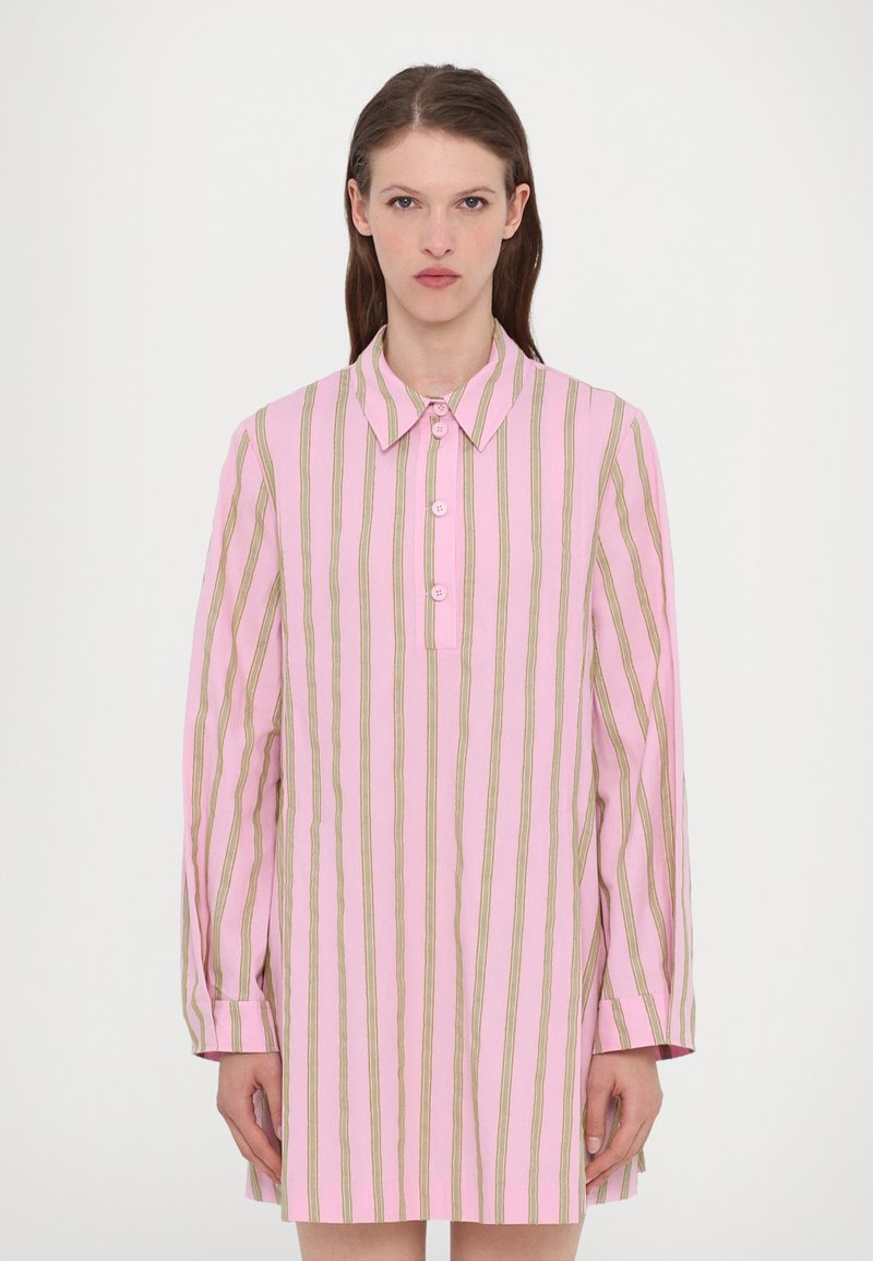 Striped dress in pink and gold, featuring a collared neck, buttoned front, long sleeves, and a relaxed fit. Smooth cotton texture.