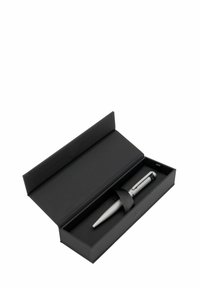 Zilveren metalen pen met een gestructureerde afwerking, verpakt in een slanke zwarte doos met een deksel en een zwarte stoffen band die de pen op zijn plaats houdt.